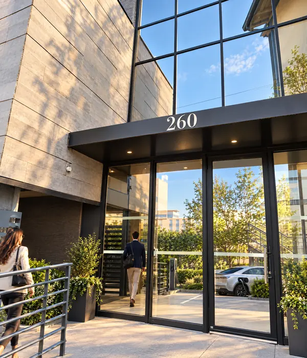 Entrée du 260 rue du Jardin Public avec plantes en pot