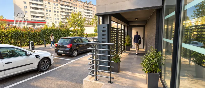 Accès depuis la rue et portail du bâtiment