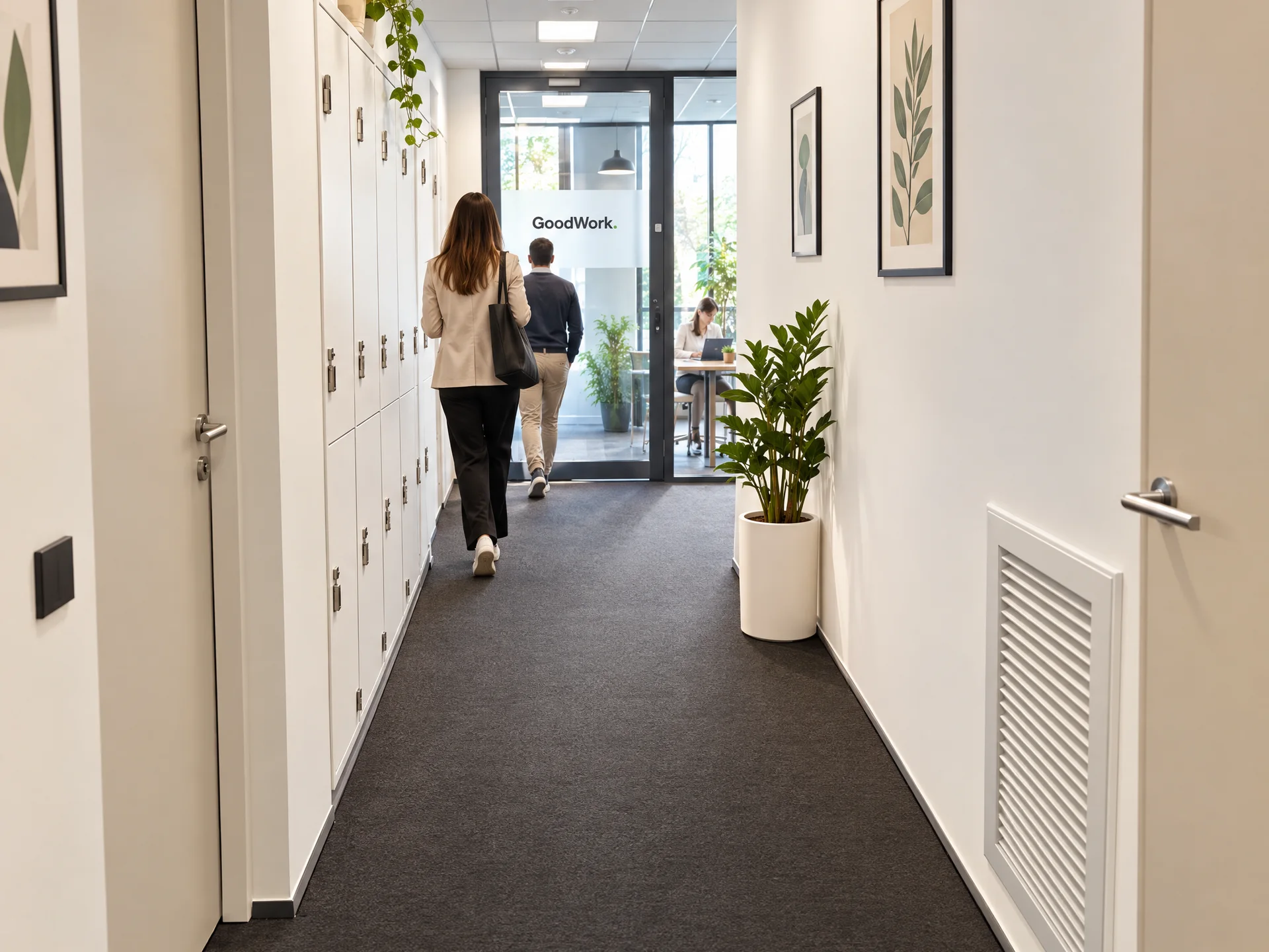 Couloir avec casiers menant à l'espace de travail GoodWork